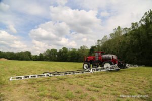 Agriculture education in the USA - A self-propelled Apache Sprayer by Equipment Technologies